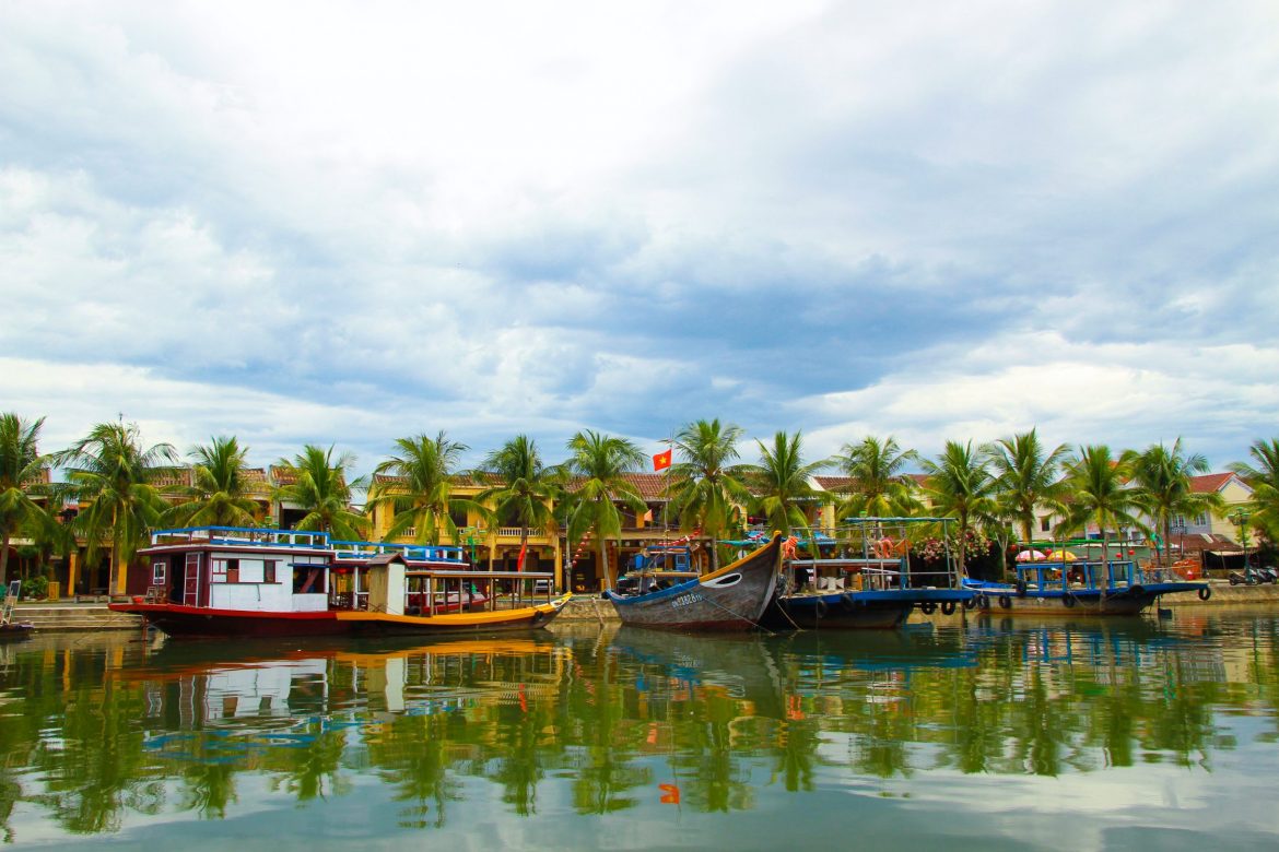 Immerse yourself in Vietnamese traditional AO Show in the Lantern Town of Hoi An