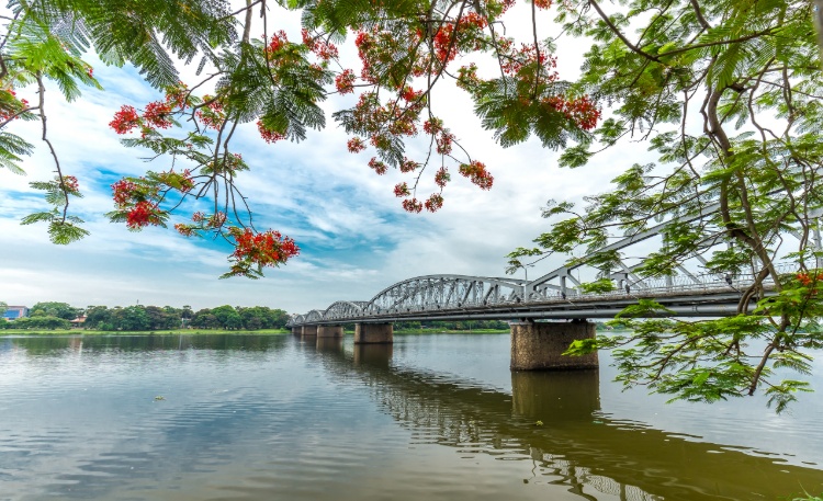 THE ROMANTIC AND HISTORICAL TRANG TIEN BRIDGE OF HUE